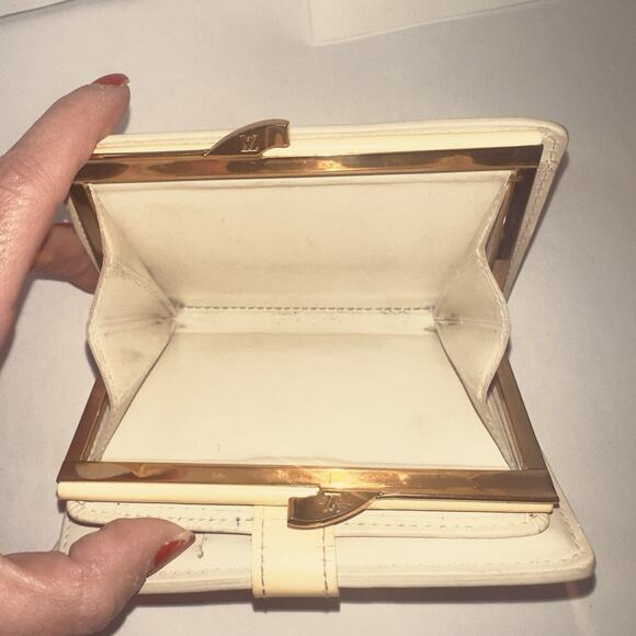 Louis Vuitton Vernis Yellow Kisslock Wallet – Authentic Patent Leather pre-owned - Picture 12 of 14